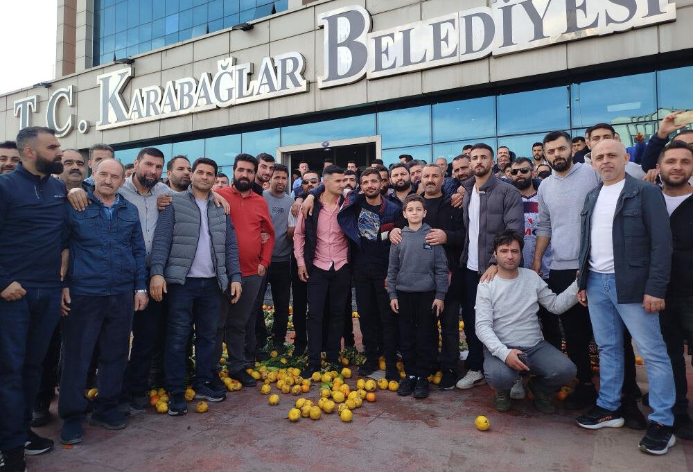 Karabağlar Belediyesi önünde sebze-meyveli protesto! Pazarcı esnafının tek bir isteği var - 1. Resim