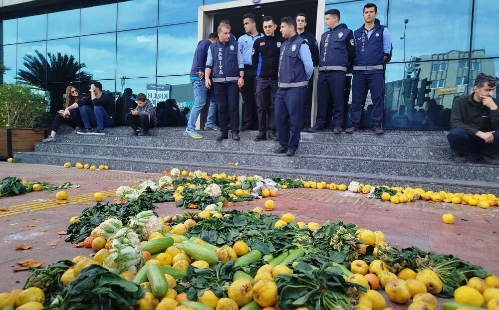 Karabağlar Belediyesi önünde sebze-meyveli protesto! Pazarcı esnafının tek bir isteği var - 2. Resim