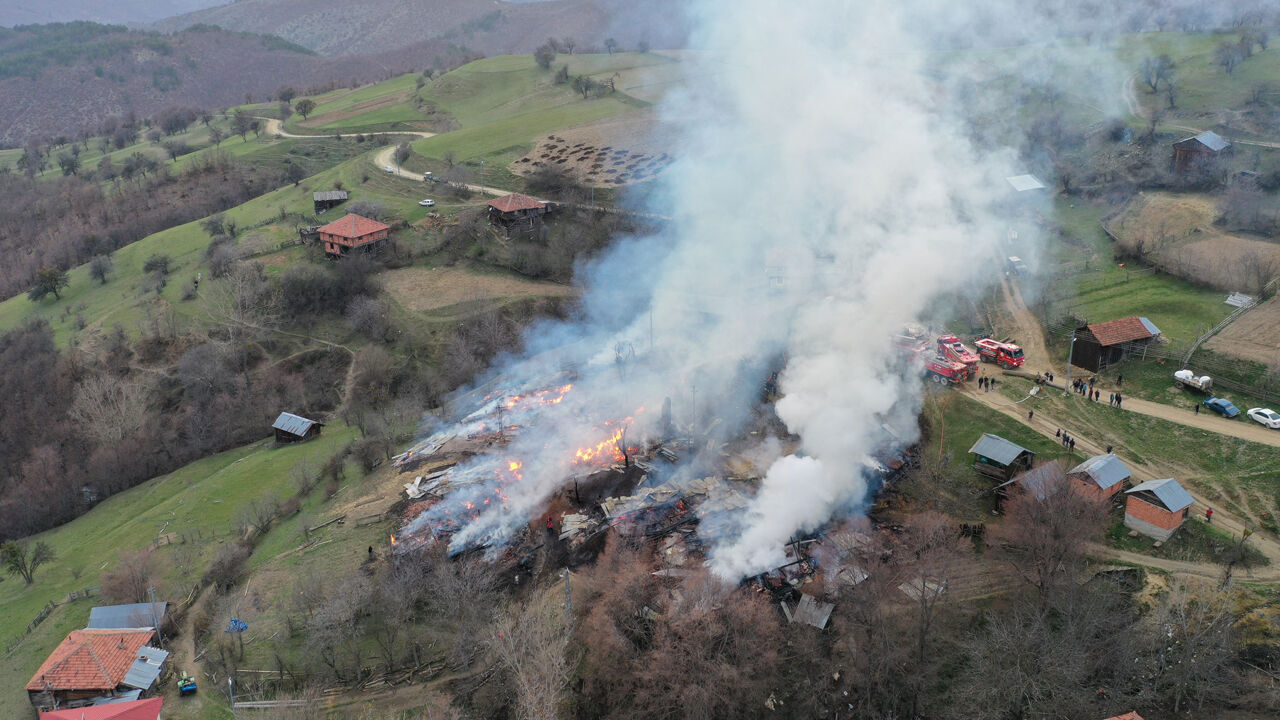 Kastamonu'da yürekleri ağza getiren yangın! Az kalsın koca köy yanıyordu - 3. Resim