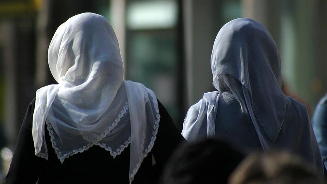 KKTC'de başörtüsü kararı! Tarihi adım atıldı KKTC'de başörtüsü kararı! Tarihi adım atıldı