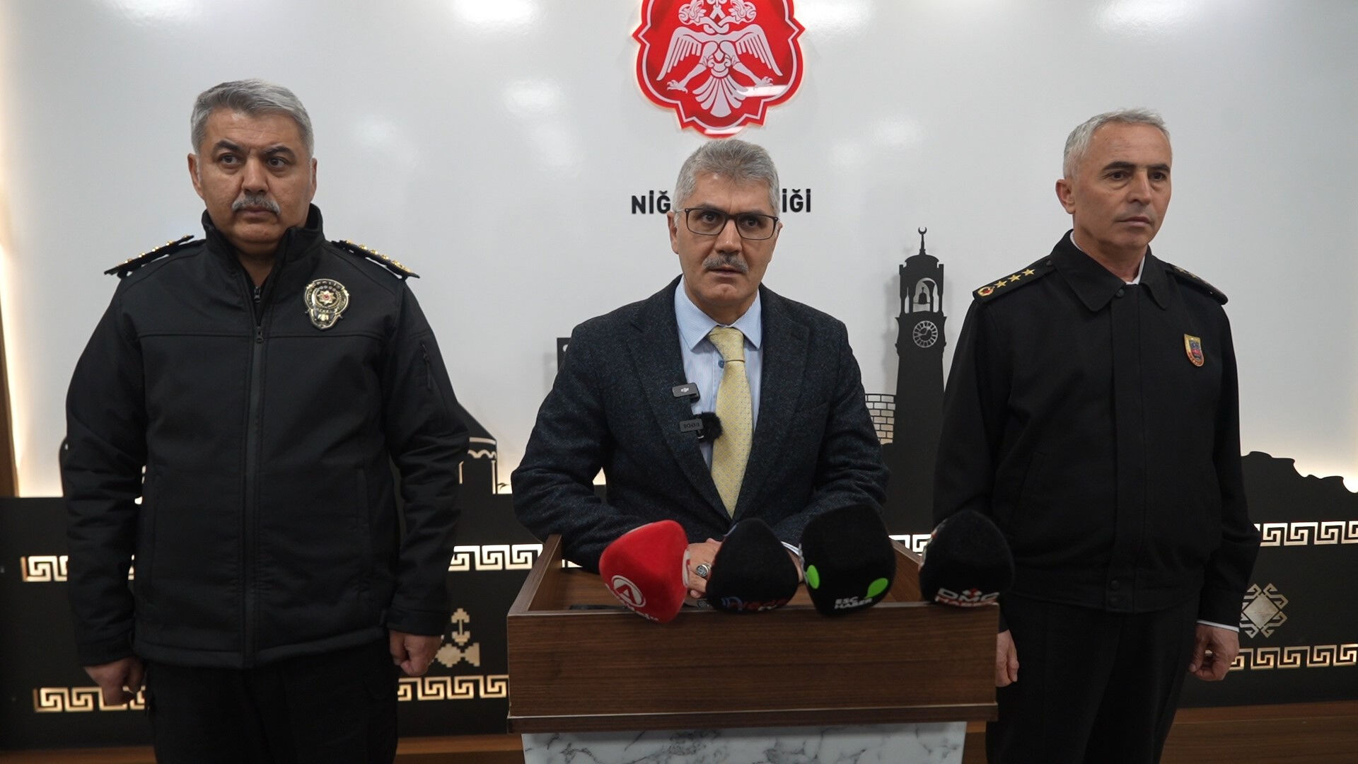 Madde bağımlısı şahıs dehşet saçtı! İhbara giden polislere bıçak ve keserle saldırdı - 2. Resim