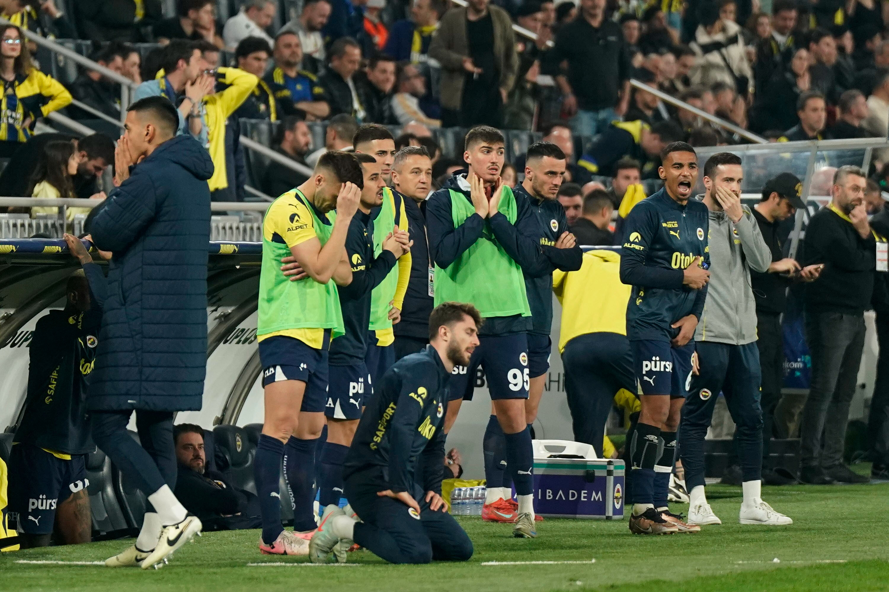 "Puan kaybedilecek maç bu değildi" Spor yazarları Fenerbahçe için ne dedi? "Puan kaybedilecek maç bu değildi" Spor yazarları Fenerbahçe için ne dedi? - 1. Resim