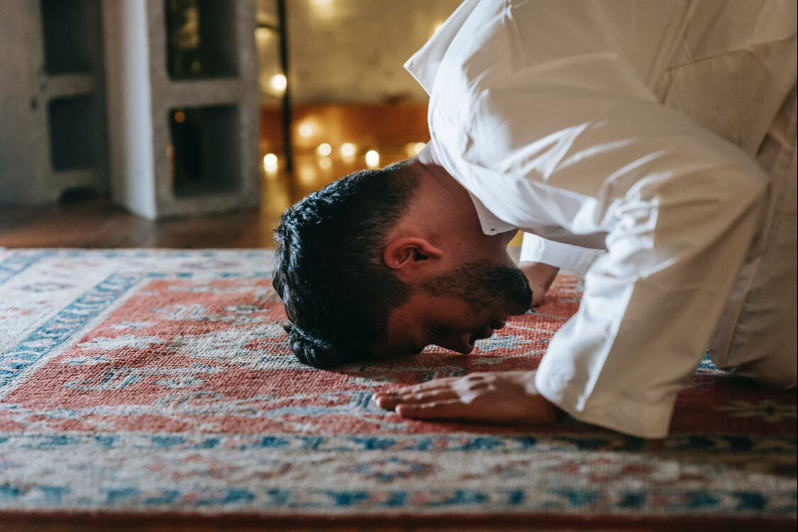 Tilavet secdesi nasıl kılınır? Secde ayeti okunduğu zaman yapılması gerekiyor - 2. Resim