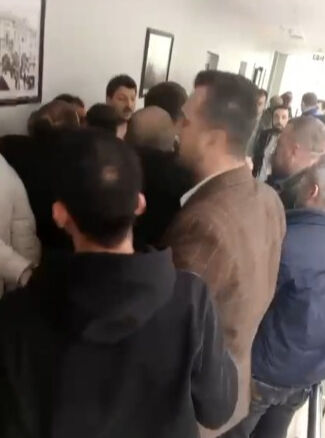 Belediye binasında dehşet anları! 2 kişi bıçaklandı, ortalık karıştı - 2. Resim