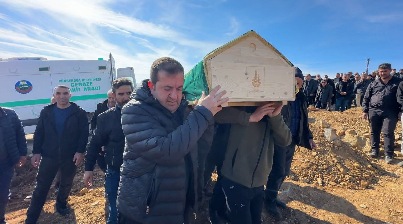 Belgrad Ormanı'nda ölü bulunmuştu! Genç adam Hakkari'de toprağa verildi Belgrad Ormanı'nda ölü bulunmuştu! Genç adam Hakkari'de toprağa verildi - 4. Resim