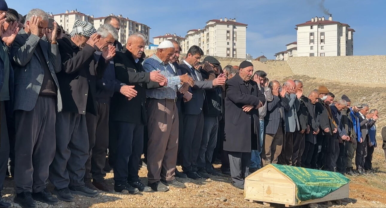 Belgrad Ormanı'nda ölü bulunmuştu! Genç adam Hakkari'de toprağa verildi Belgrad Ormanı'nda ölü bulunmuştu! Genç adam Hakkari'de toprağa verildi - 1. Resim