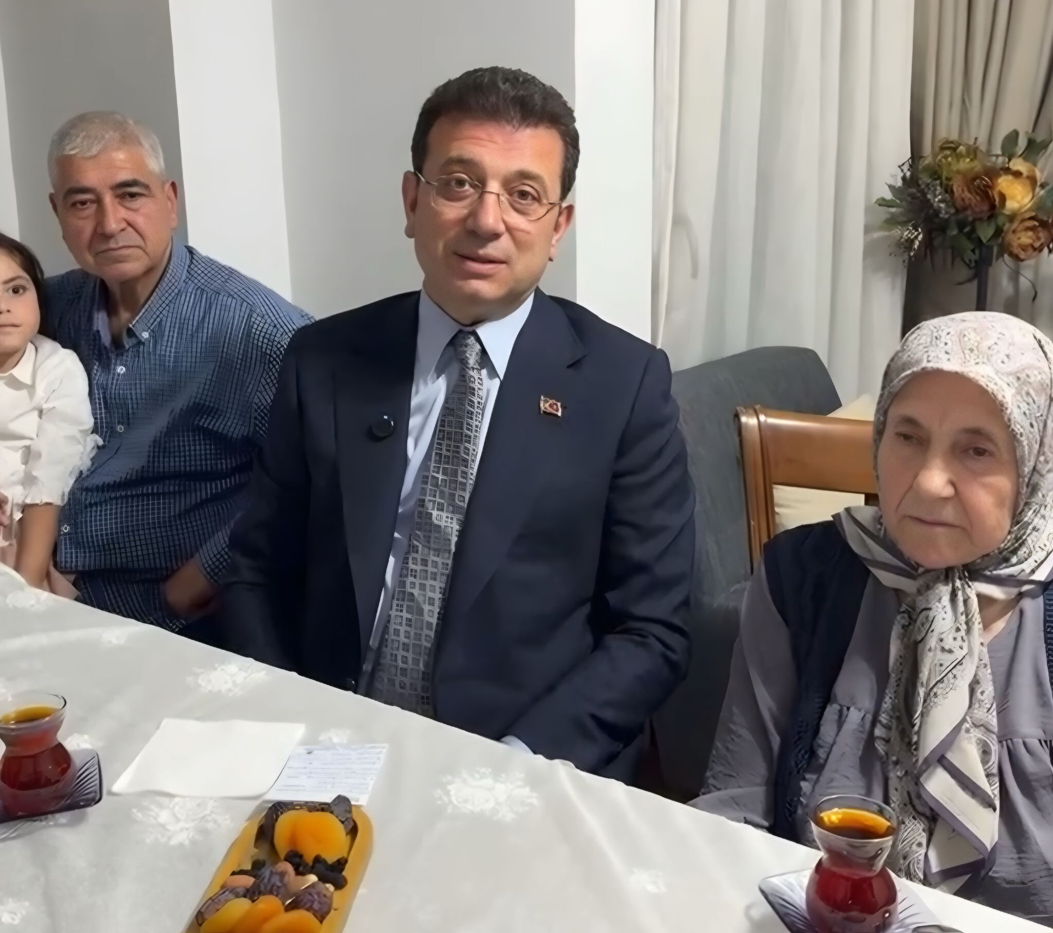 Diploması iptal edilen İmamoğlu ilk açıklamayı oradan yaptı: Aslanlar gibi koşmaya devam edeceğim Diploması iptal edilen Ekrem İmamoğlu'ndan ilk açıklama - 1. Resim