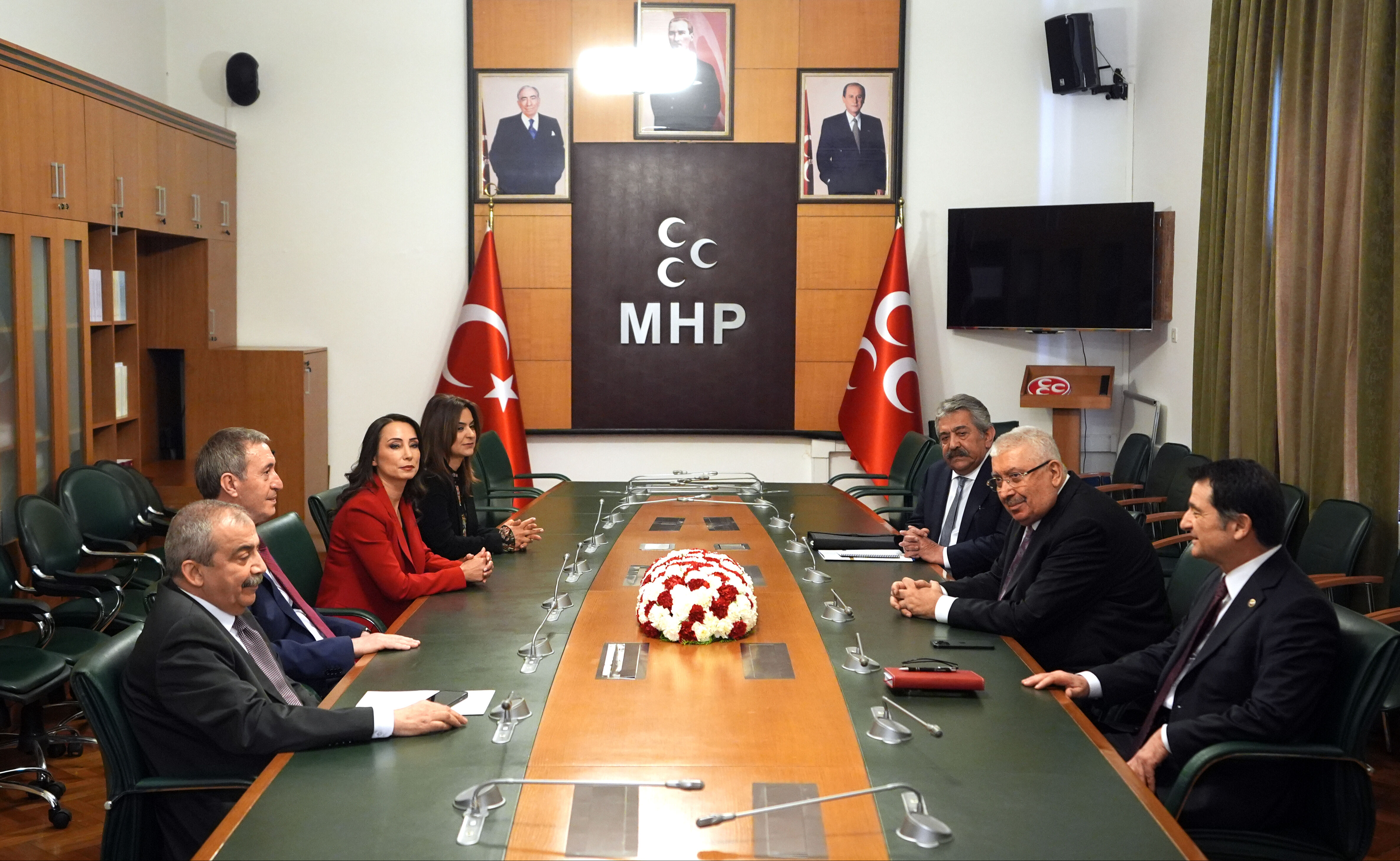 Gözler PKK terör örgütünün fesih kongresinde! DEM'den AK Parti ve MHP'ye kritik ziyaret Gözler PKK terör örgütünün fesih kongresinde! DEM'den AK Parti ve MHP'ye kritik ziyaret - 1. Resim