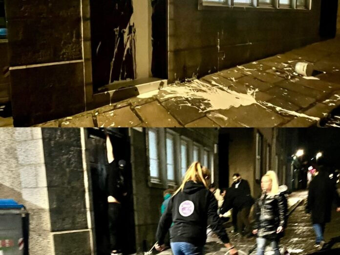 İskoçya'da Aberdeen Camii’ne alçak saldırı! İbadet sırasında boya ve taşlarla hedef alındı İskoçya'da Aberdeen Camii’ne alçak saldırı! İbadet sırasında boya ve taşlarla hedef alındı - 1. Resim