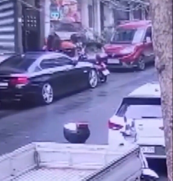 Kaldırımda yürürken hayatının şokunu yaşadı! Kafasına elektrik direği devrildi, o anlar kamerada Kaldırımda yürürken hayatının şokunu yaşadı! Kafasına elektrik direği devrildi, o anlar kamerada - 1. Resim