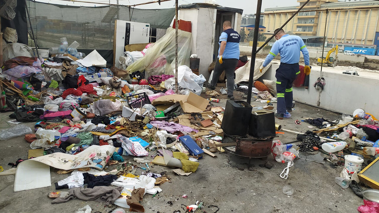Mersin'de şaşırtan görüntü! 2 katlı evden 5 kamyon çöp çıktı - 1. Resim