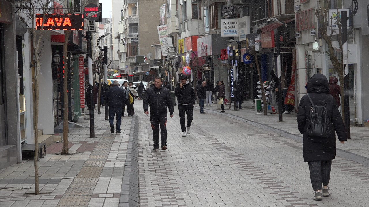 Meteoroloji günlerdir uyarıyordu! Ve kar başladı: Sıcaklık 1 günde 2 dereceye düştü - 1. Resim