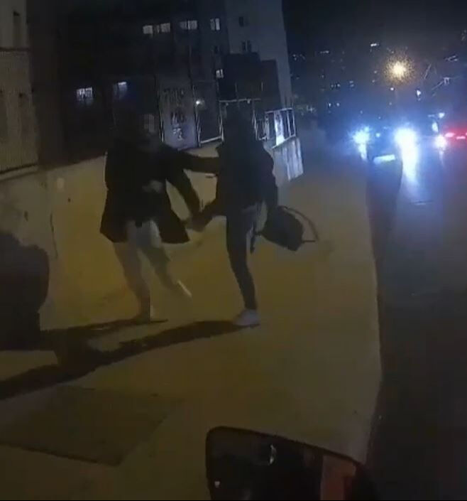 Sokak ortasında sevgili kavgası! Öfkeden deliye dönen kadın dehşet saçtı Sokak ortasında sevgili kavgası! Öfkeden deliye dönen kadın dehşet saçtı - 1. Resim