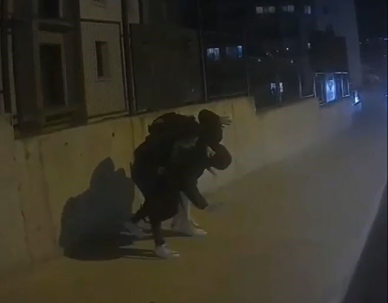 Sokak ortasında sevgili kavgası! Öfkeden deliye dönen kadın dehşet saçtı Sokak ortasında sevgili kavgası! Öfkeden deliye dönen kadın dehşet saçtı - 2. Resim