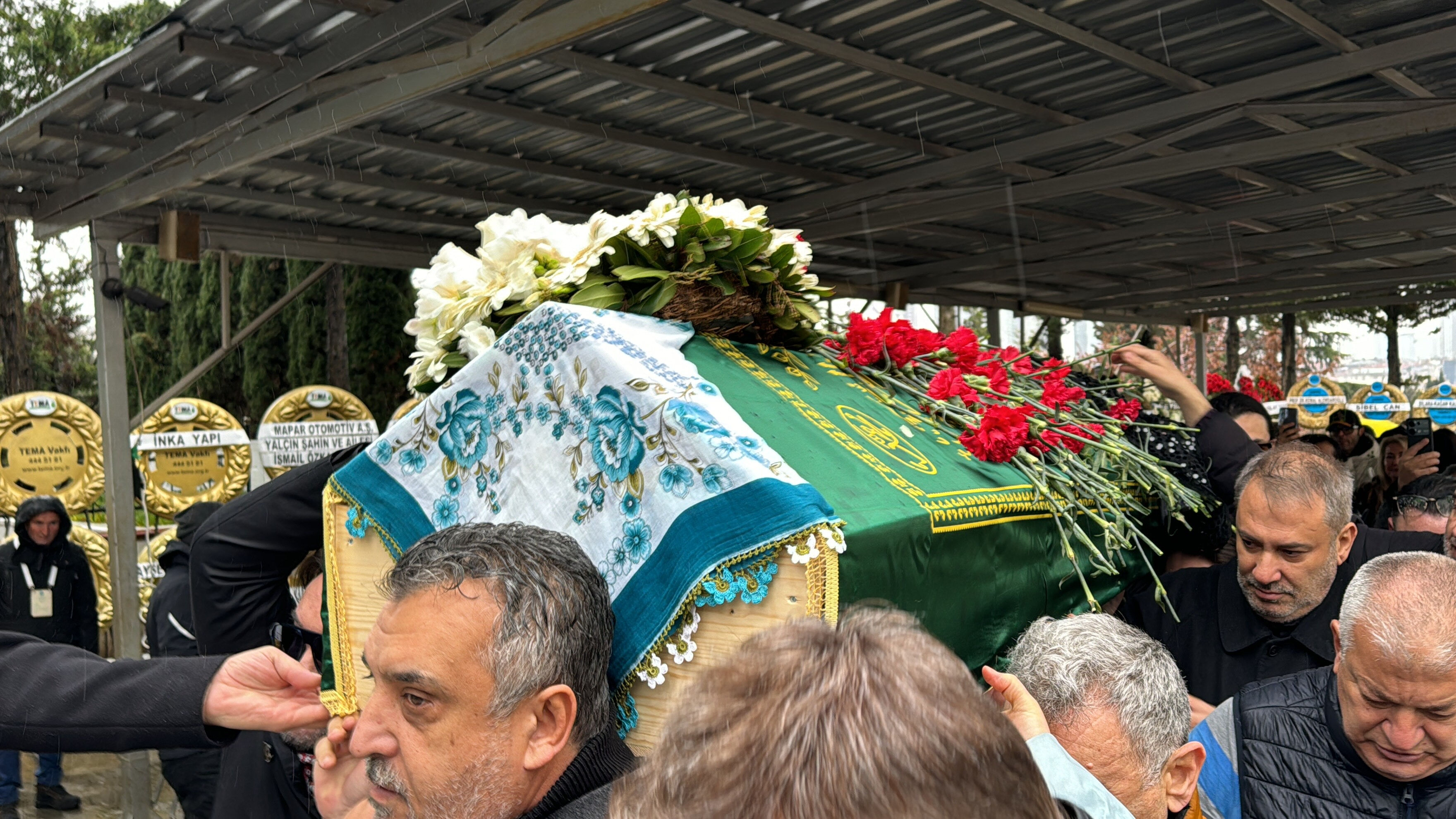 Tanyeli son yolculuğuna uğurlandı! Eşi ayakta durmakta zorlandı - 3. Resim