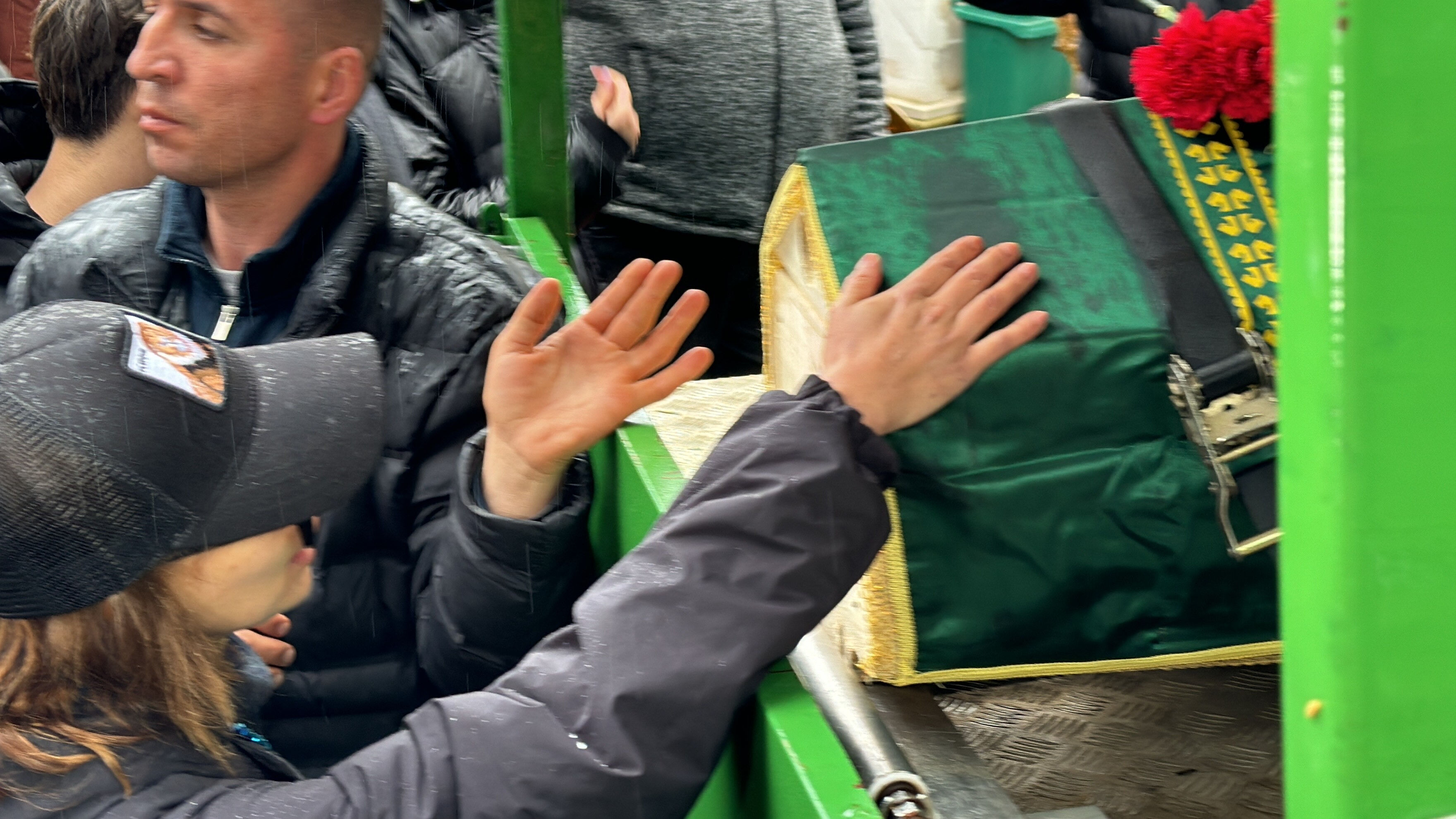 Tanyeli son yolculuğuna uğurlandı! Eşi ayakta durmakta zorlandı: "Acım çok büyük" - 4. Resim