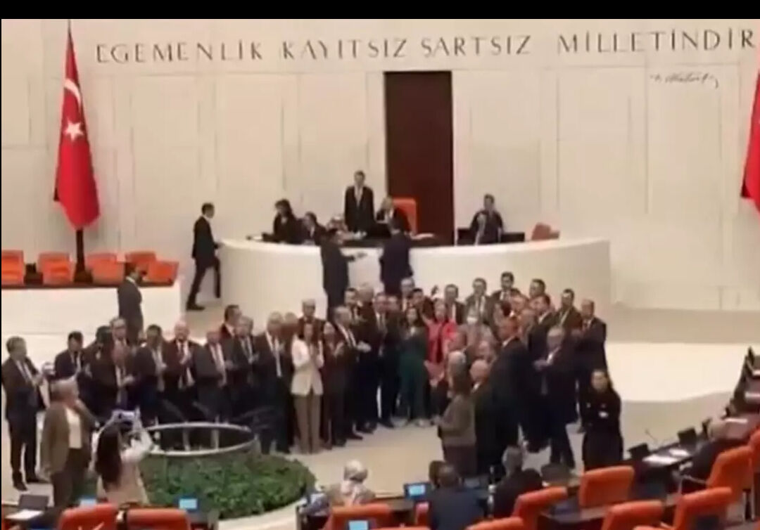 TBMM'de 'İmamoğlu'nun diploması' protestosu! CHP milletvekilleri kürsüyü işgal etti TBMM'de 'İmamoğlu'nun diploması' protestosu! CHP milletvekilleri kürsüyü işgal etti - 2. Resim