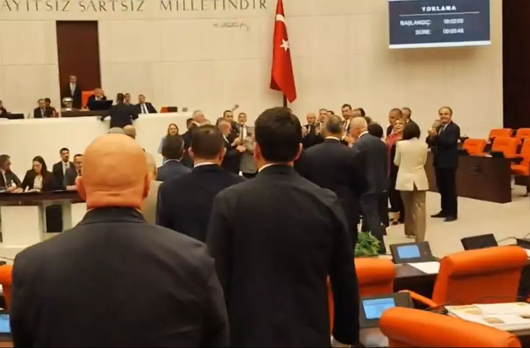 TBMM'de 'İmamoğlu'nun diploması' protestosu! CHP milletvekilleri kürsüyü işgal etti TBMM'de 'İmamoğlu'nun diploması' protestosu! CHP milletvekilleri kürsüyü işgal etti - 1. Resim