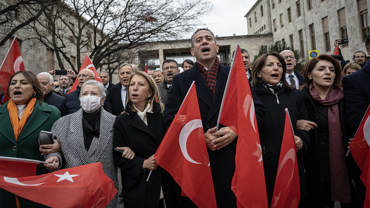 CHP'li vekillerden Meclis'ten genel merkeze İmamoğlu yürüyüşü CHP'li vekillerden Meclis'ten genel merkeze İmamoğlu yürüyüşü - 1. Resim