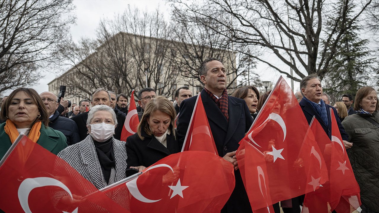 CHP'li vekillerden Meclis'ten genel merkeze İmamoğlu yürüyüşü CHP'li vekillerden Meclis'ten genel merkeze İmamoğlu yürüyüşü - 2. Resim