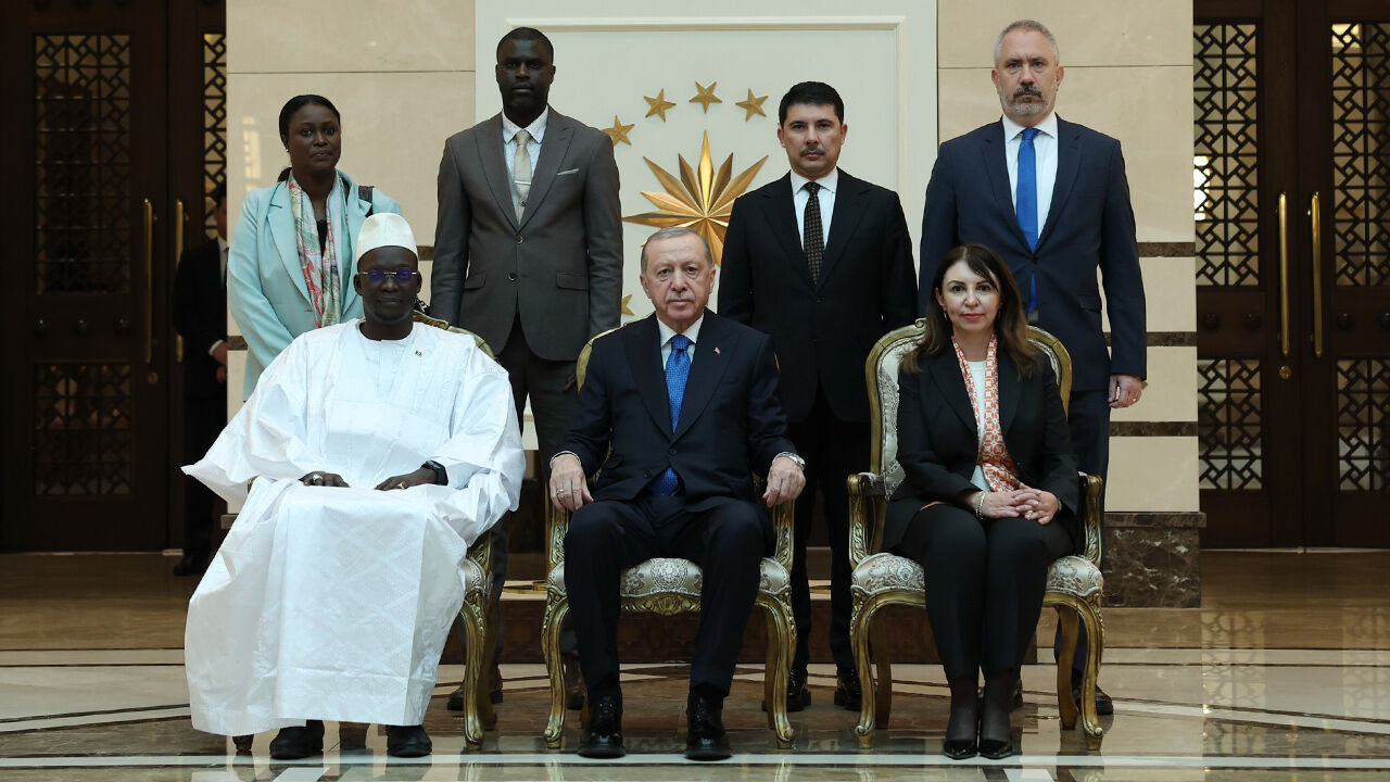 Cumhurbaşkanı Erdoğan'a 5 ülkenin büyükelçisinden güven mektubu - 1. Resim