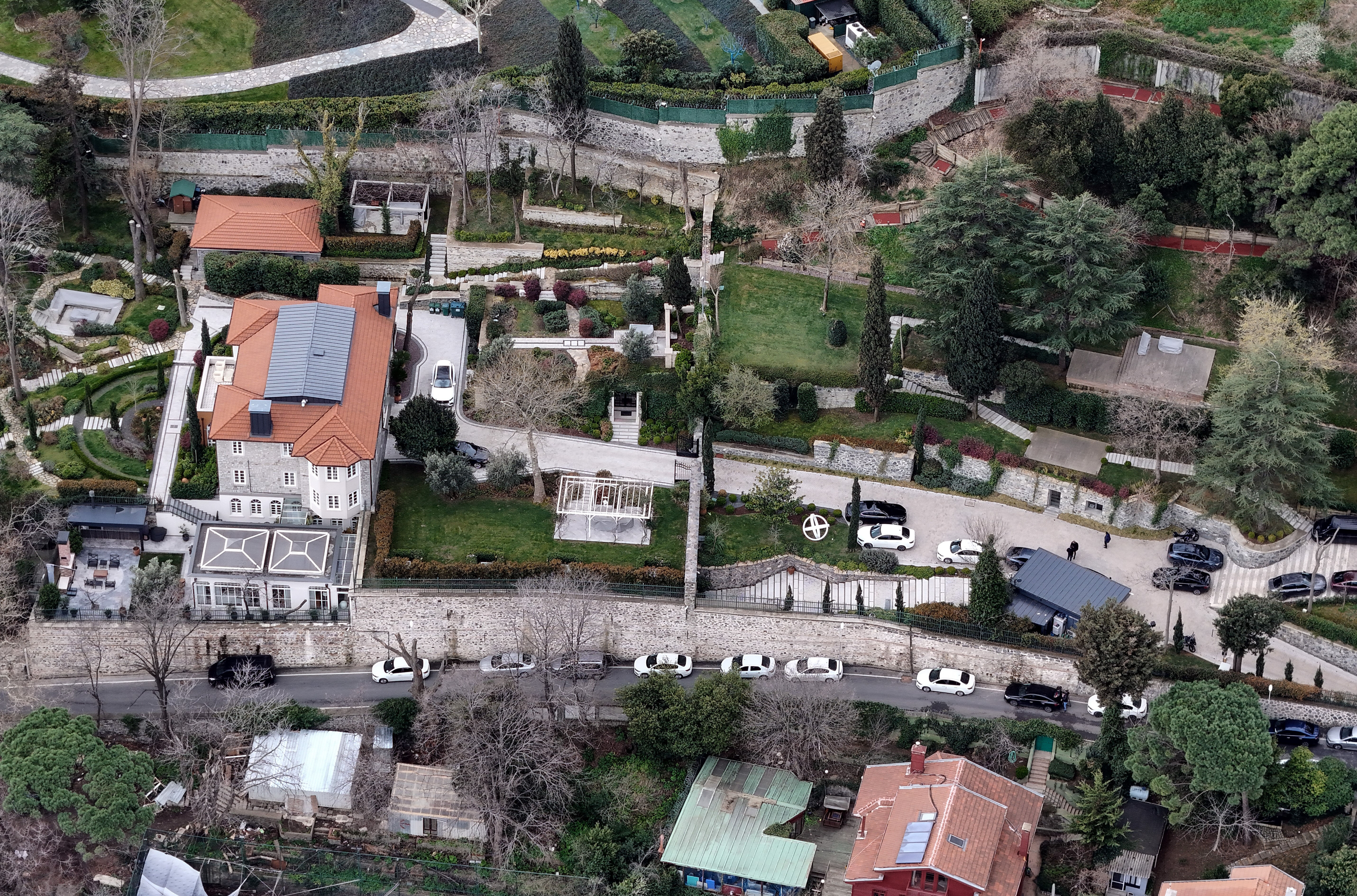 İmamoğlu'nun evinde hareketlilik! Önce yakınları ardından Özgür Özel geldi - 1. Resim