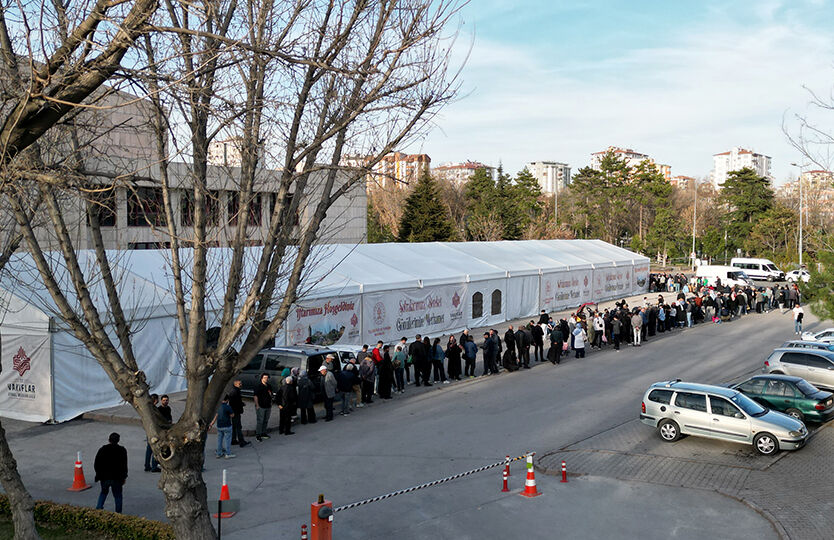 Kayseri'de ramazan bereketi! Mevlana'nın hocası Seyyid Burhaneddin türbesinde binlerce kişi iftar ediyor - 2. Resim