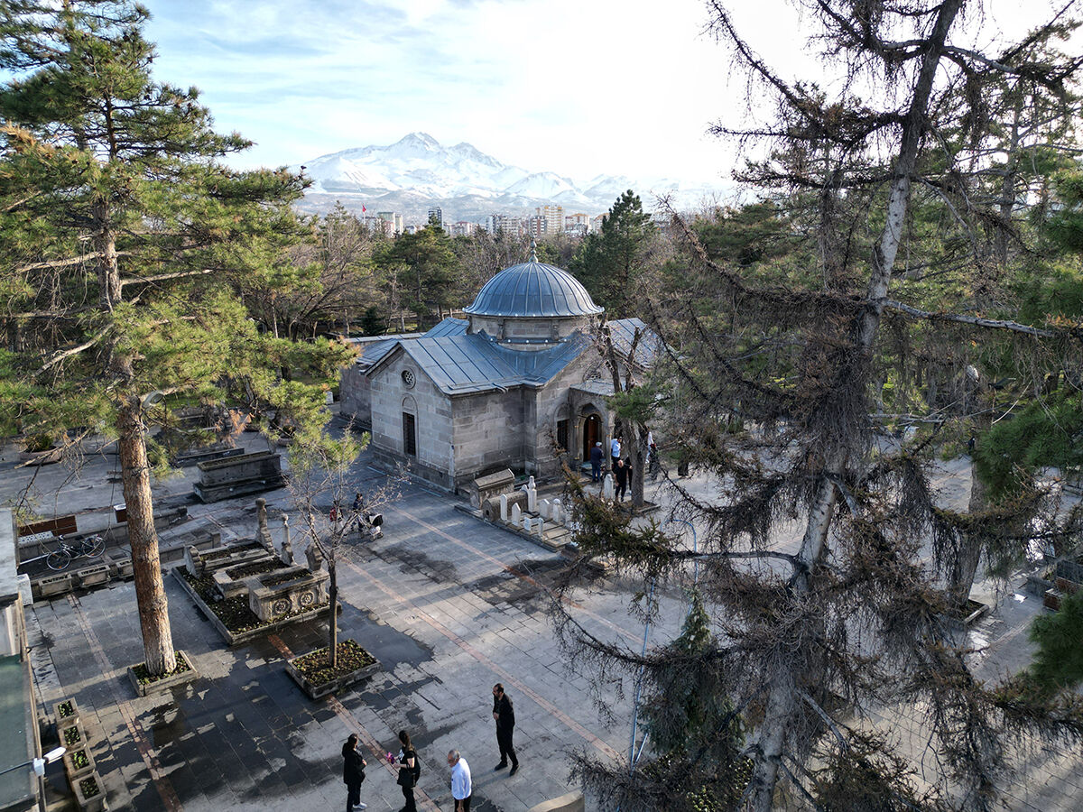 Kayseri'de ramazan bereketi! Mevlana'nın hocası Seyyid Burhaneddin türbesinde binlerce kişi iftar ediyor - 1. Resim