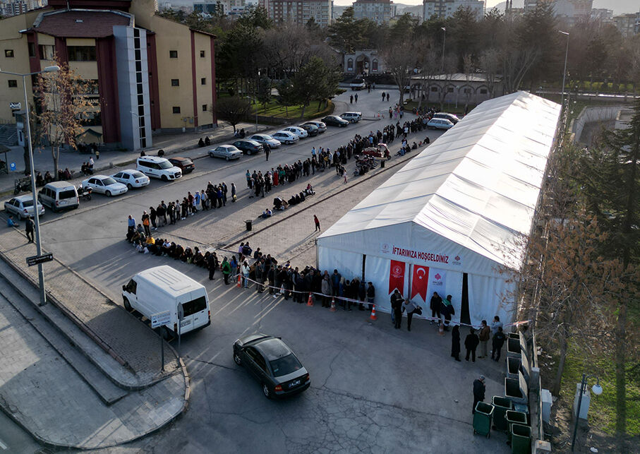 Kayseri'de ramazan bereketi! Mevlana'nın hocası Seyyid Burhaneddin türbesinde binlerce kişi iftar ediyor - 4. Resim