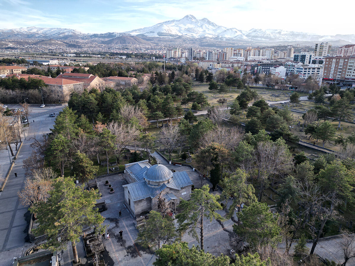 Kayseri'de ramazan bereketi! Mevlana'nın hocası Seyyid Burhaneddin türbesinde binlerce kişi iftar ediyor - 3. Resim