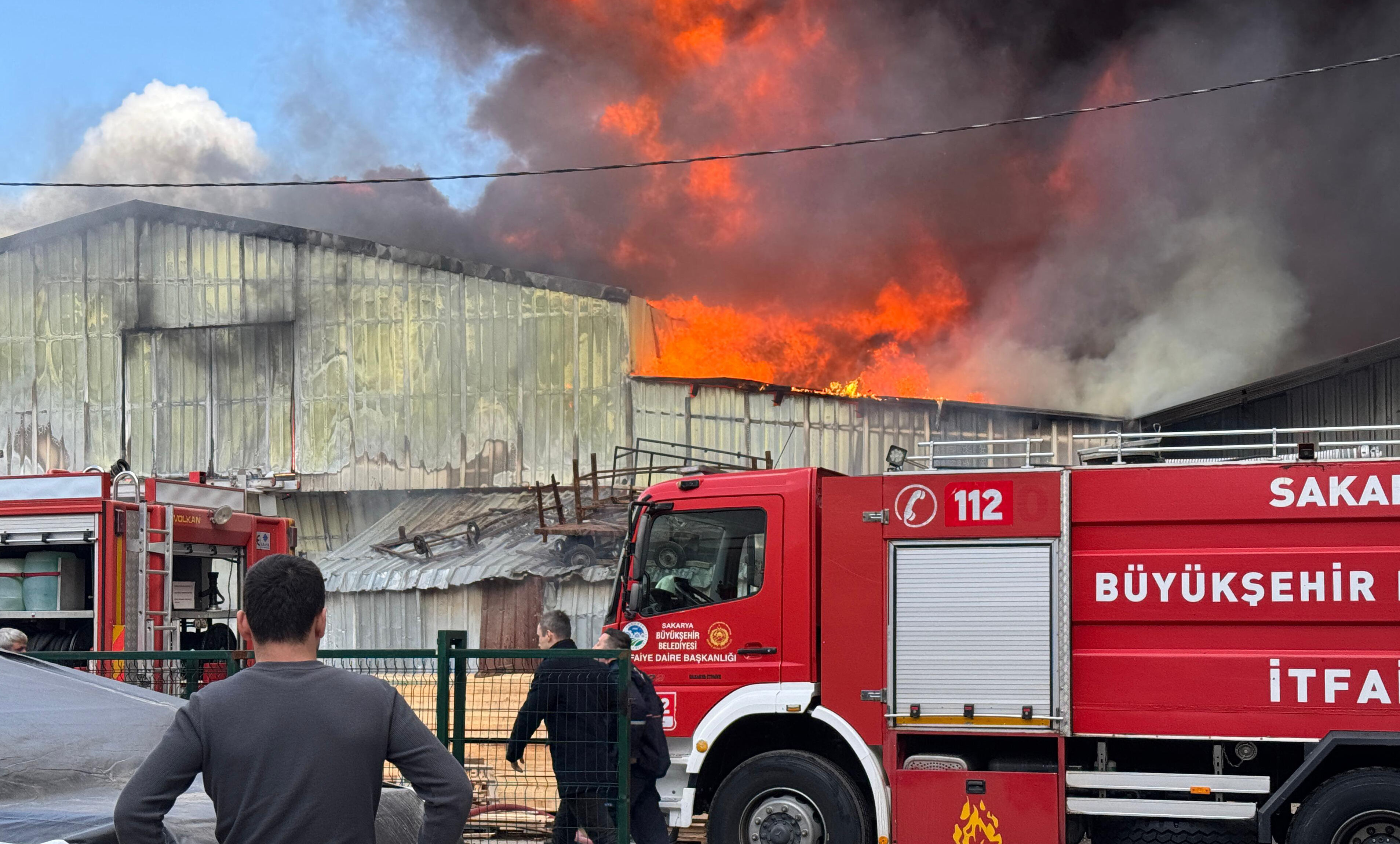Mobilyacılar çarşısında yangın! Ekipler sevk edildi Mobilyacılar çarşısında yangın! Ekipler sevk edildi - 1. Resim