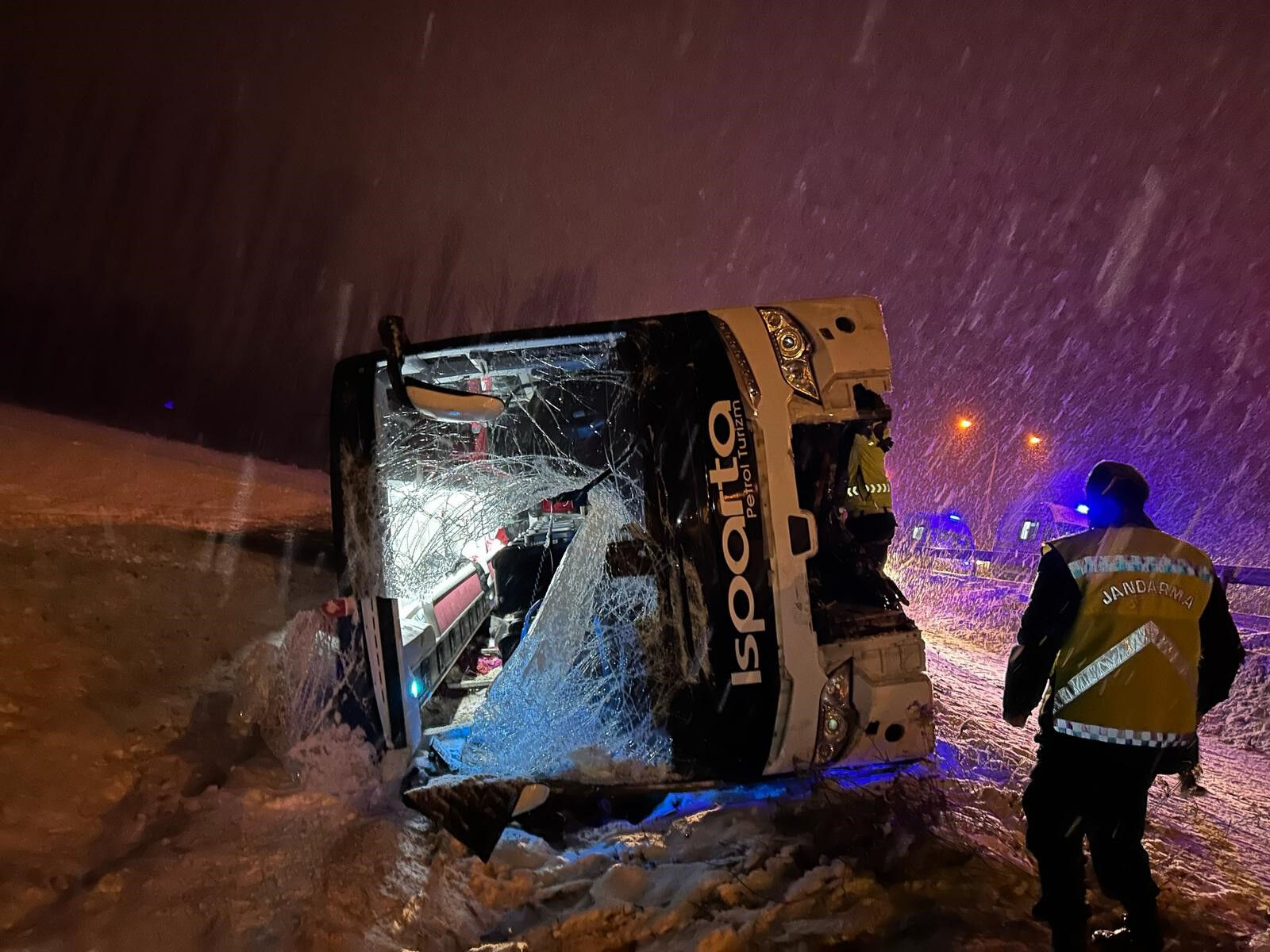 1 &ouml;l&uuml;, 25 yaralı! Afyonkarahisar'daki otob&uuml;s kazasıyla ilgili kahreden ger&ccedil;ek - 2. Resim