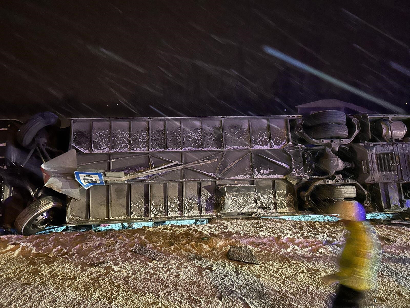 1 &ouml;l&uuml;, 25 yaralı! Afyonkarahisar'daki otob&uuml;s kazasıyla ilgili kahreden ger&ccedil;ek - 1. Resim