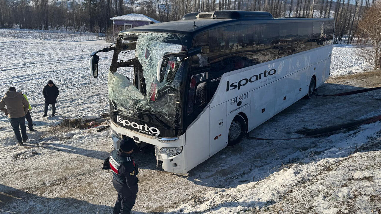 Afyonkarahisar'da yolcu otobüsü şarampole devrildi! Ölü ve yaralılar var - 1. Resim