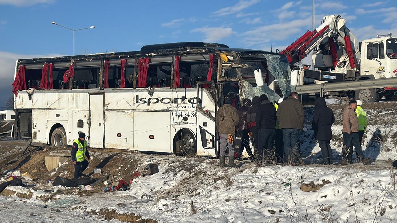 Afyonkarahisar'da yolcu otobüsü şarampole devrildi! Ölü ve yaralılar var