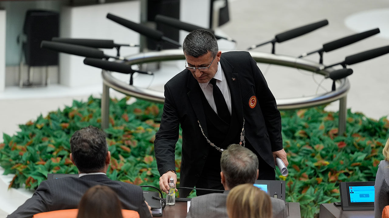 AK Parti sıralarına kolonya şişesi fırlattı! CHP'li Ali Mahir Başarır'a uyarma cezası verildi AK Parti sıralarına kolonya şişesi fırlattı! CHP'li Ali Mahir Başarır'a kınama cezası verildi - 3. Resim