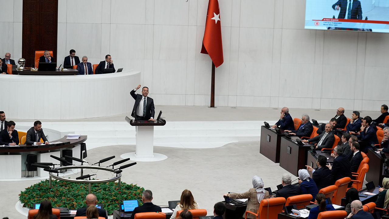 AK Parti sıralarına kolonya şişesi fırlattı! CHP'li Ali Mahir Başarır'a uyarma cezası verildi AK Parti sıralarına kolonya şişesi fırlattı! CHP'li Ali Mahir Başarır'a kınama cezası verildi - 1. Resim