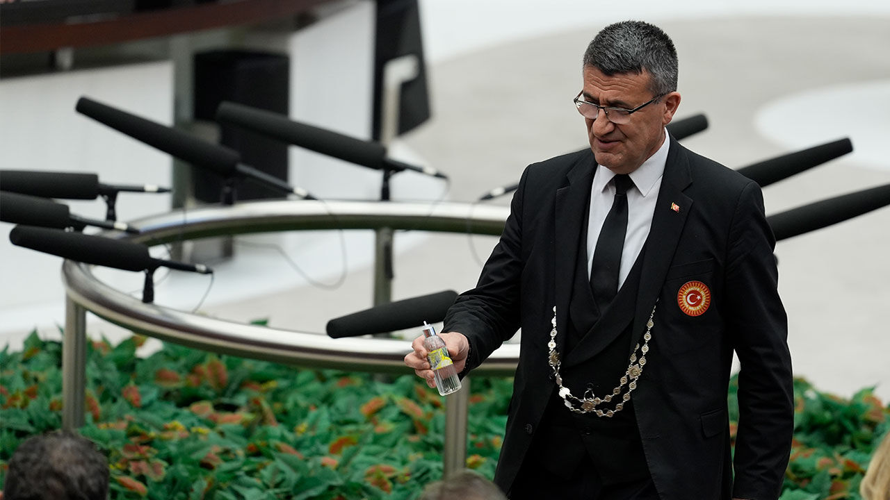 AK Parti sıralarına kolonya şişesi fırlattı! CHP'li Ali Mahir Başarır'a uyarma cezası verildi AK Parti sıralarına kolonya şişesi fırlattı! CHP'li Ali Mahir Başarır'a kınama cezası verildi - 2. Resim