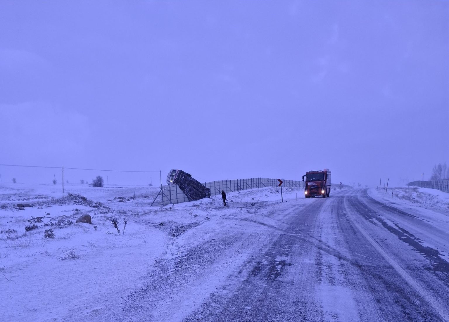 Ambulans karlı yolda yoldan çıktı! Yaralı sağlık görevlileri var - 2. Resim