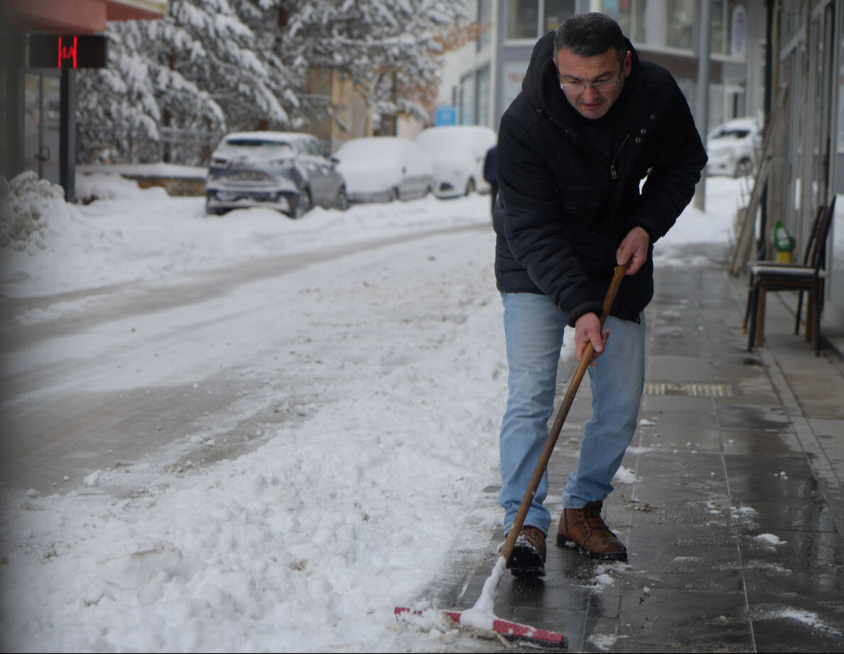 Bir gecede beyaza büründü! Mart kapıdan baktırdı, kar 15 santimetreyi buldu - 2. Resim