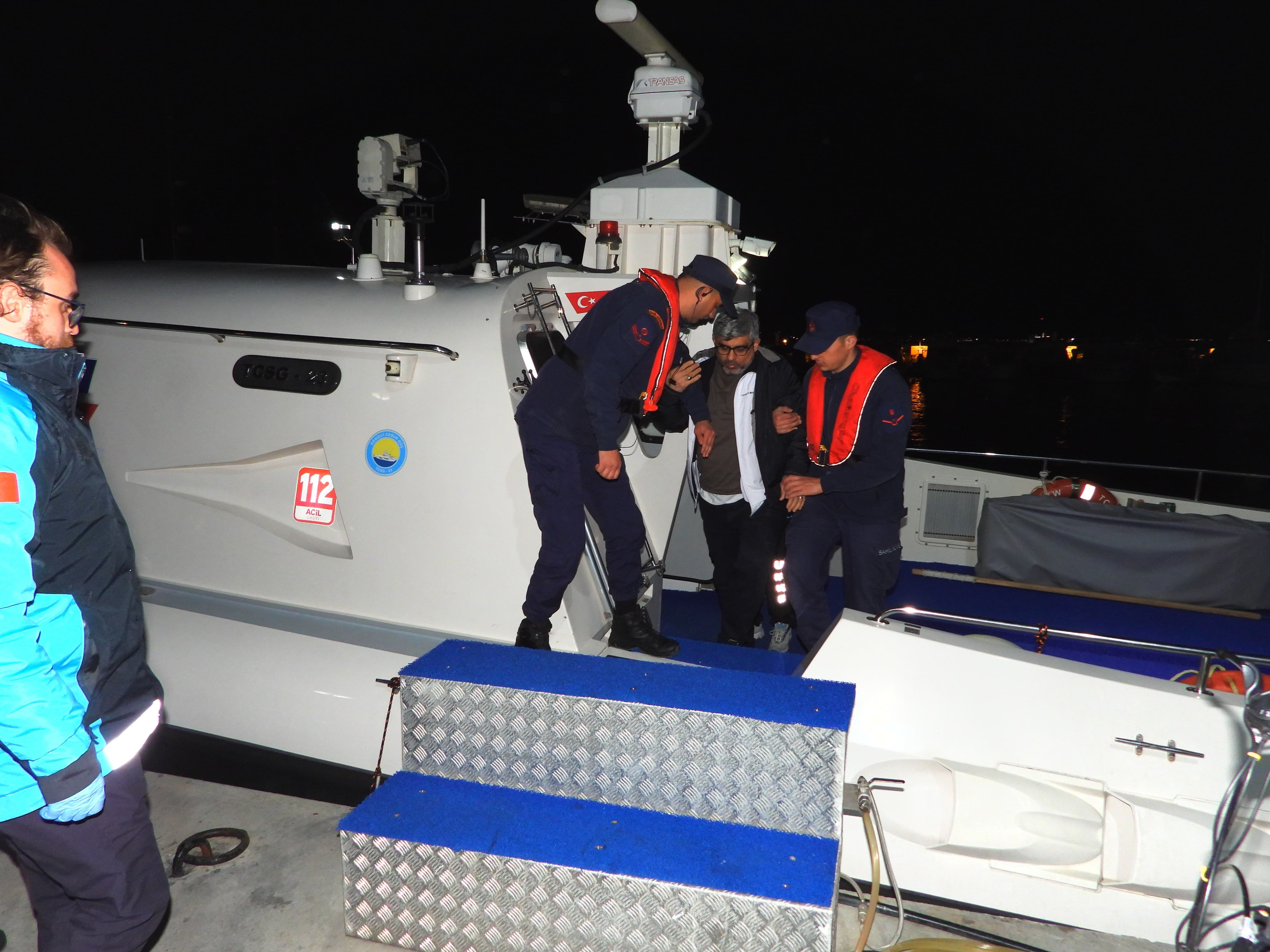 Çanakkale Boğazı'nda panik anlar! Dümen başındaki kaptan kalp krizi geçirdi Çanakkale Boğazı'nda panik anlar! Dümen başındaki kaptan kalp krizi geçirdi - 2. Resim