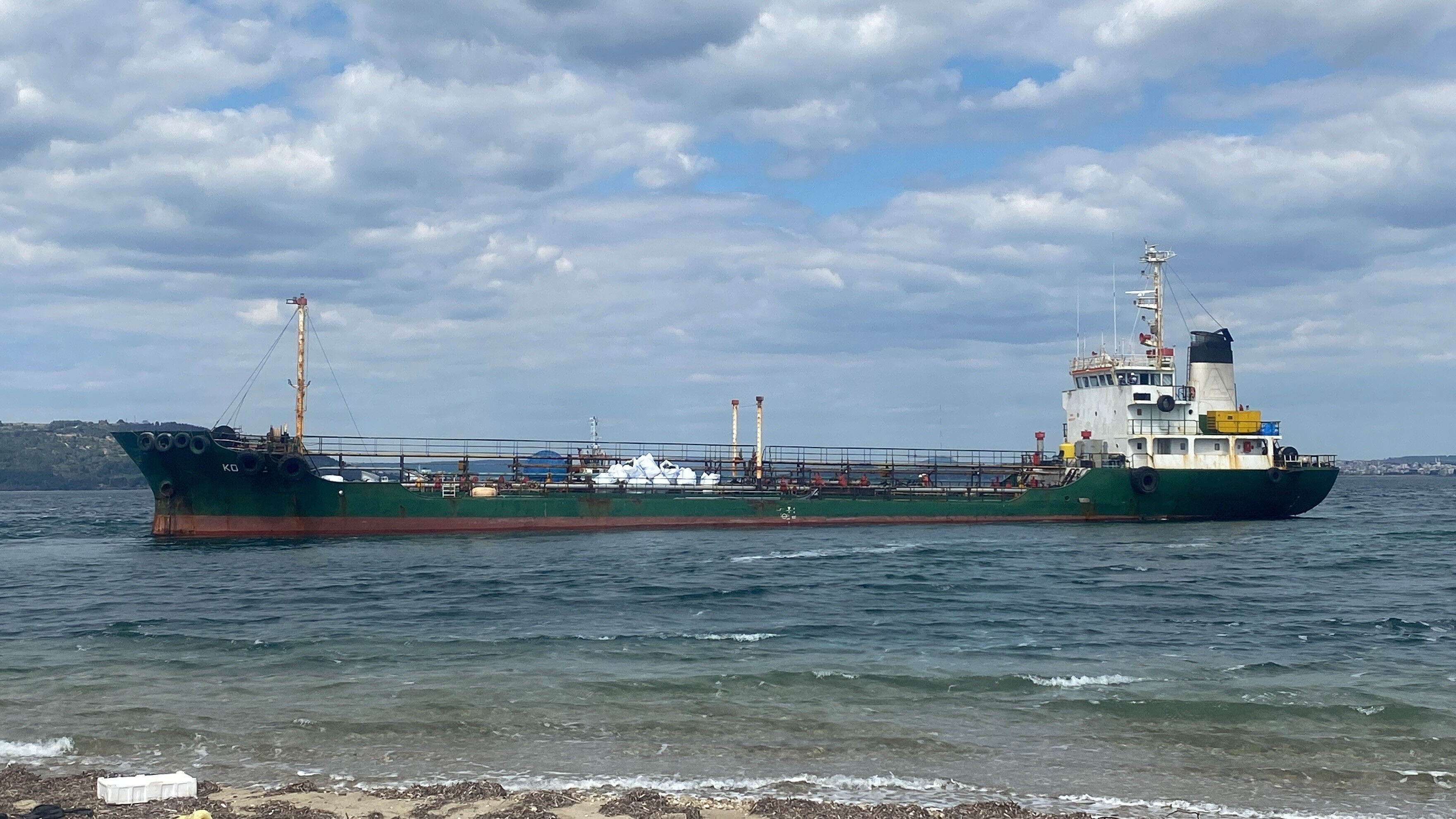 Çanakkale Boğazı'nda tehlikeli anlar! Atık taşıma tankeri karaya oturdu - 1. Resim