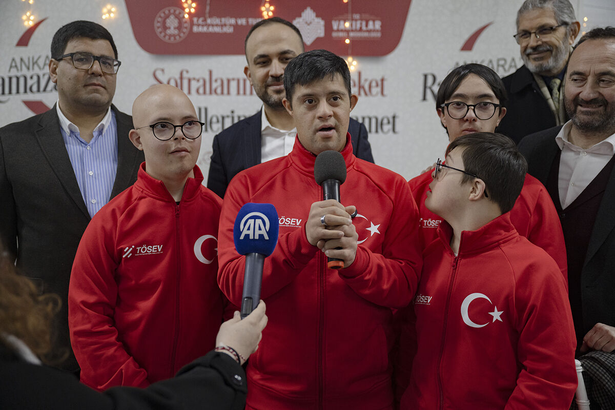 Down sendromlu milli sporculardan iftar servisi... Yemek duasını da onlar yaptı! - 2. Resim