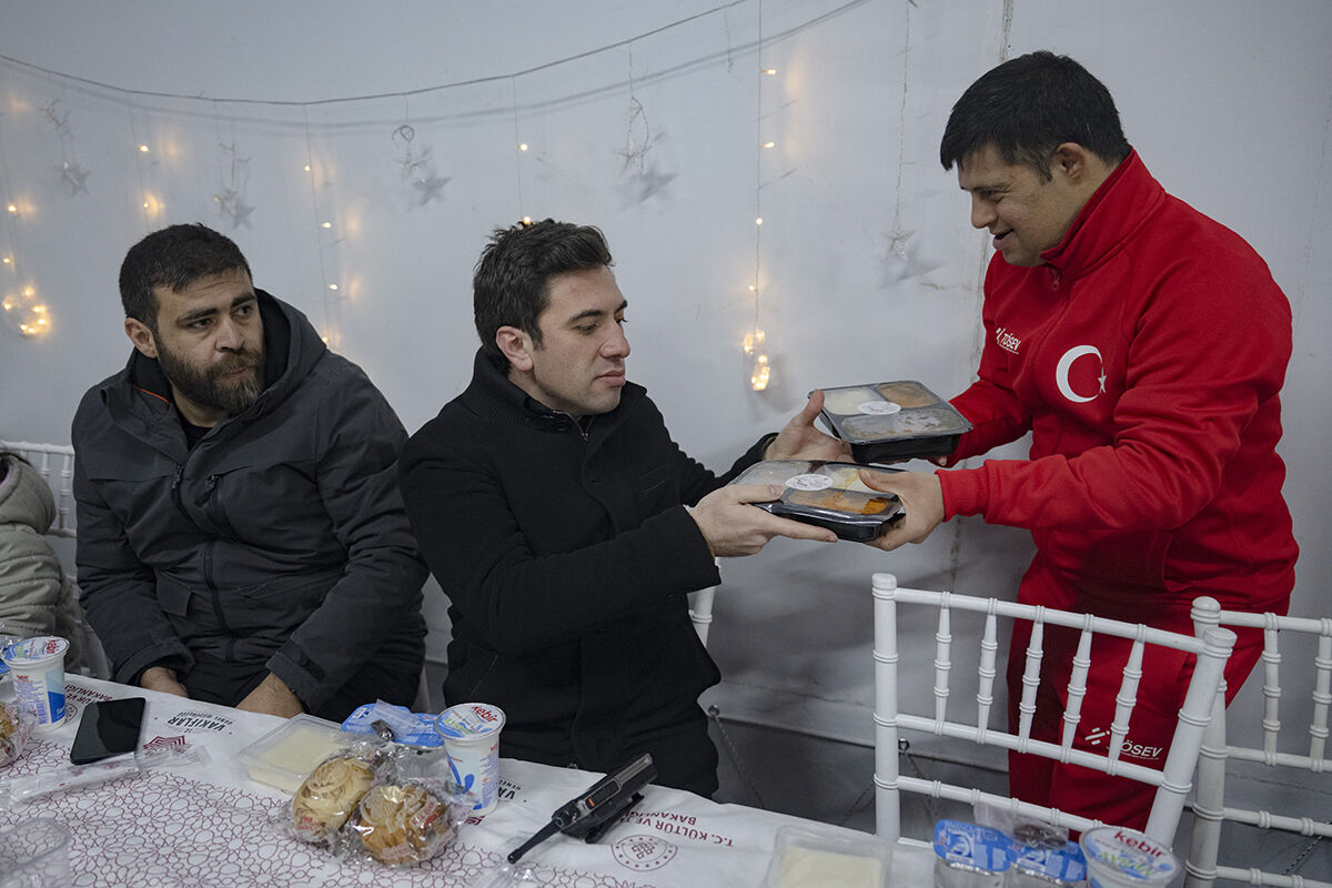 Down sendromlu milli sporculardan iftar servisi... Yemek duasını da onlar yaptı! - 4. Resim