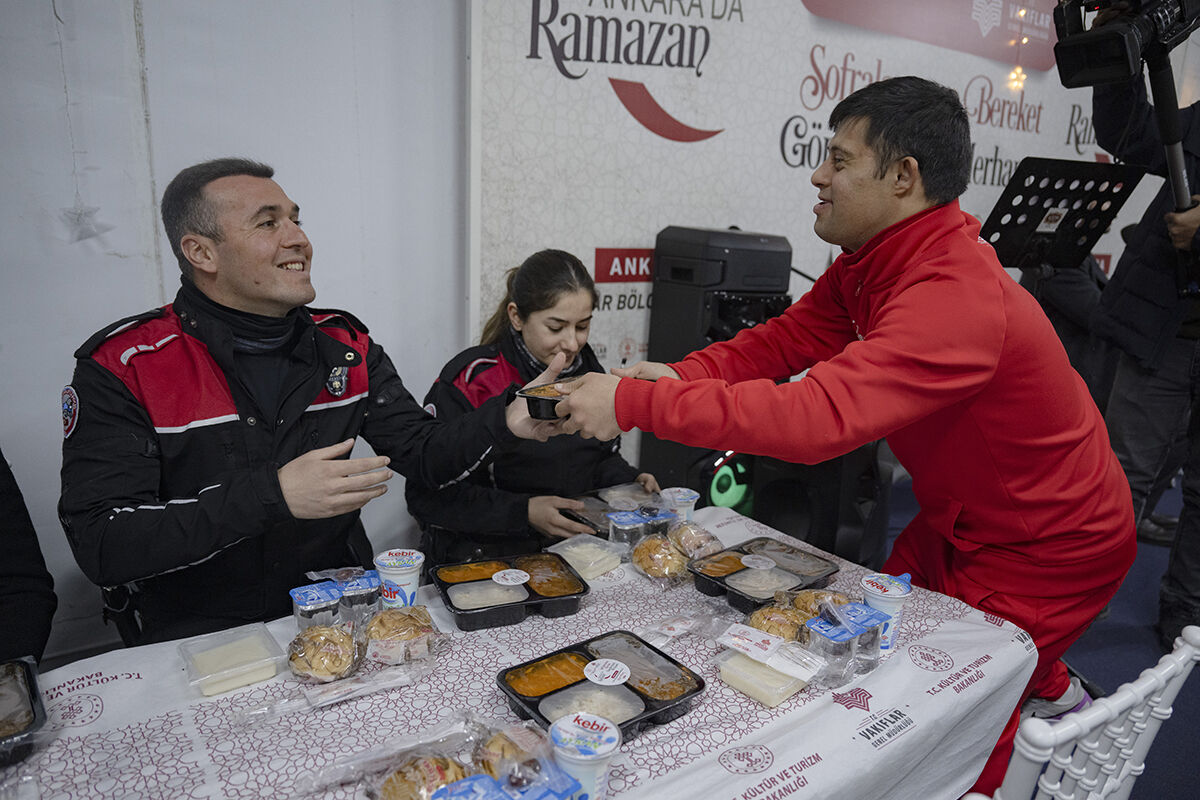 Down sendromlu milli sporculardan iftar servisi... Yemek duasını da onlar yaptı! - 1. Resim