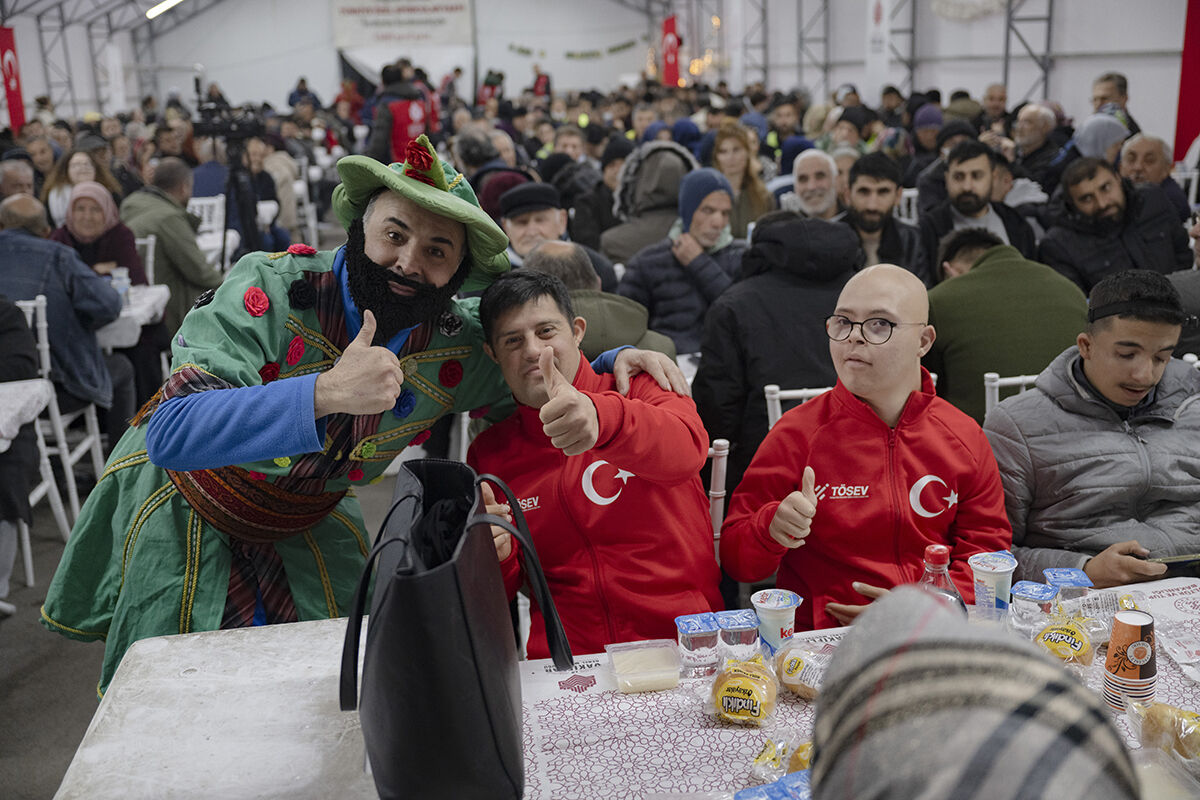 Down sendromlu milli sporculardan iftar servisi... Yemek duasını da onlar yaptı! - 3. Resim