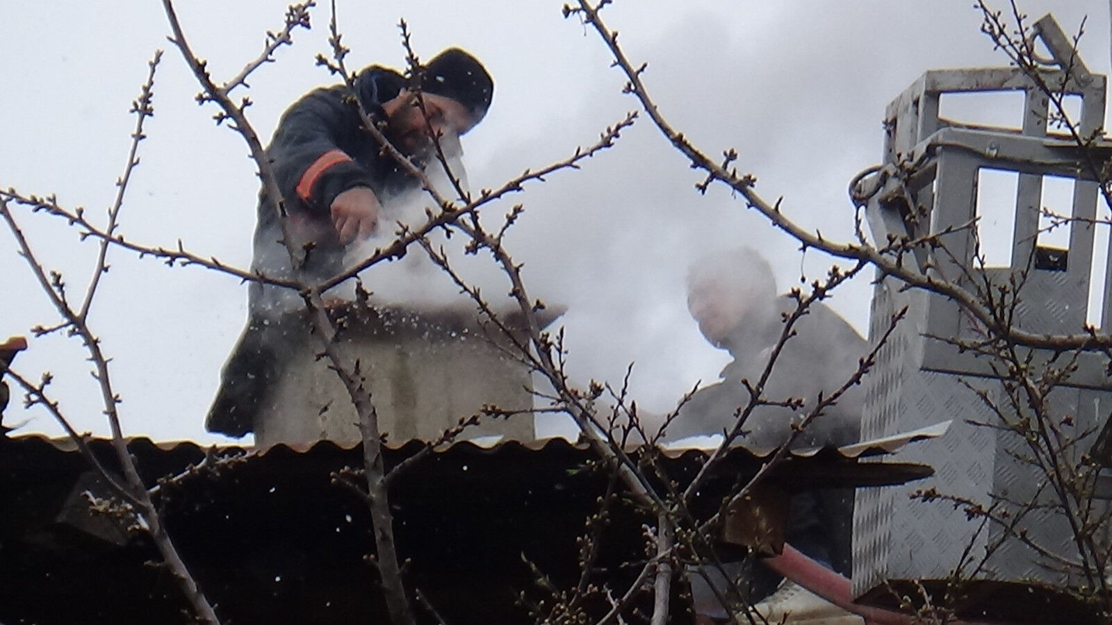 Evi yanarken itfaiyeciyle diyaloğu hayrete düşürdü! ''Su atmayın, evin içi su dolar'' - 2. Resim