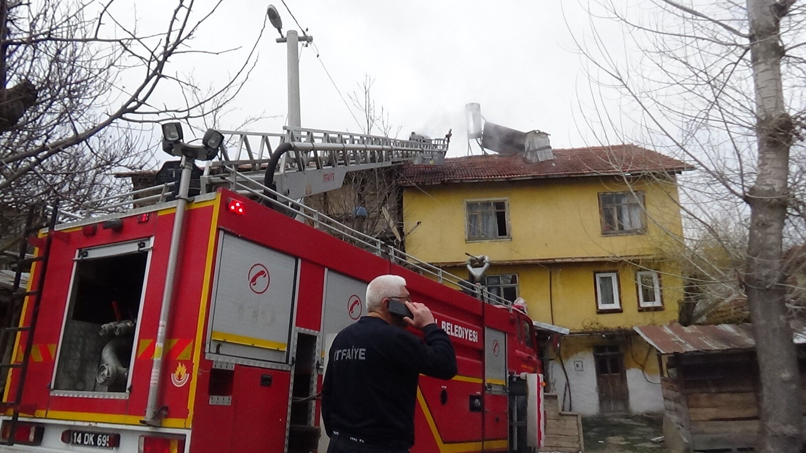 Evi yanarken itfaiyeciyle diyaloğu hayrete düşürdü! ''Su atmayın, evin içi su dolar'' - 3. Resim