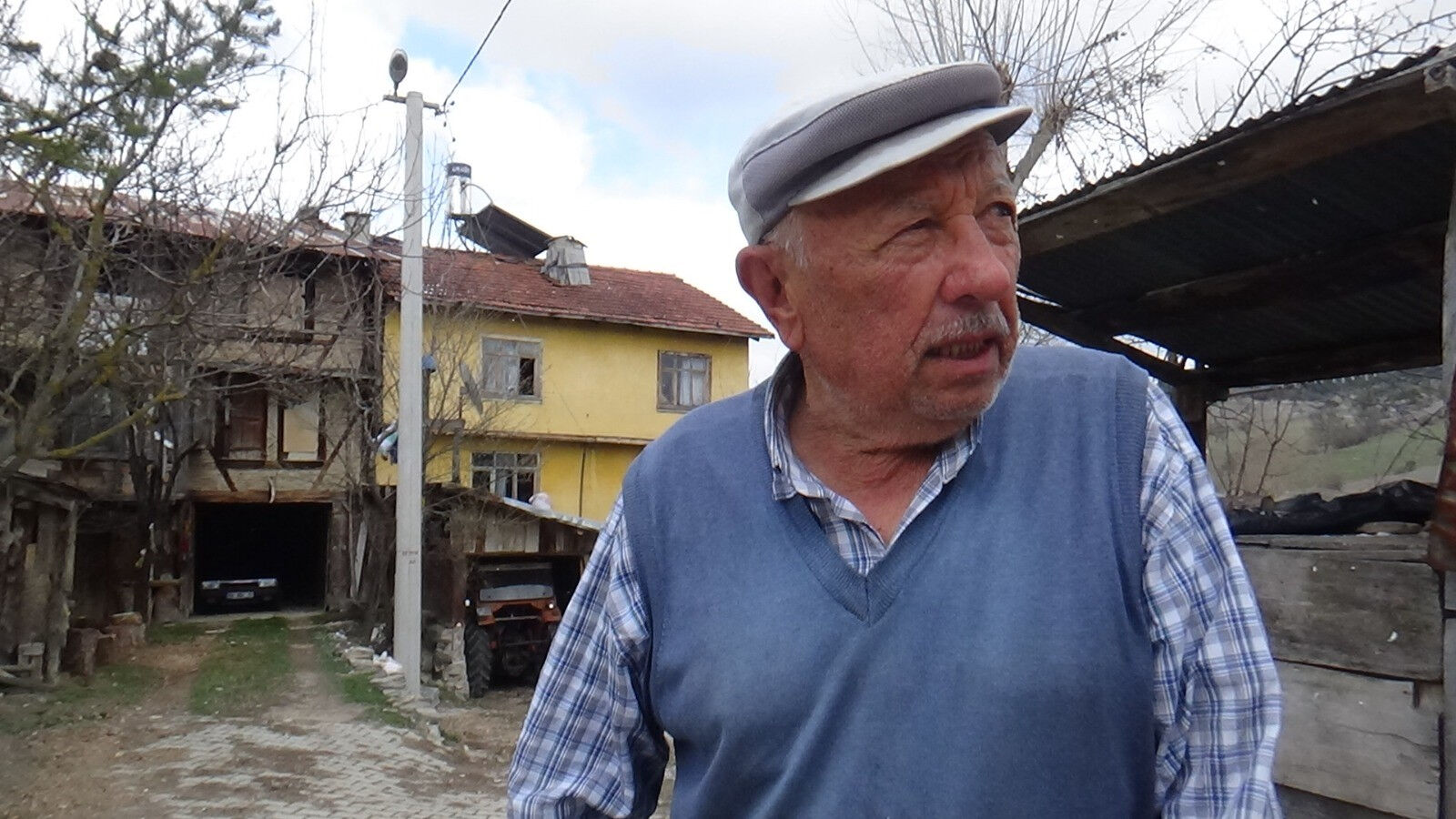 Evi yanarken itfaiyeciyle diyaloğu hayrete düşürdü! ''Su atmayın, evin içi su dolar'' - 1. Resim