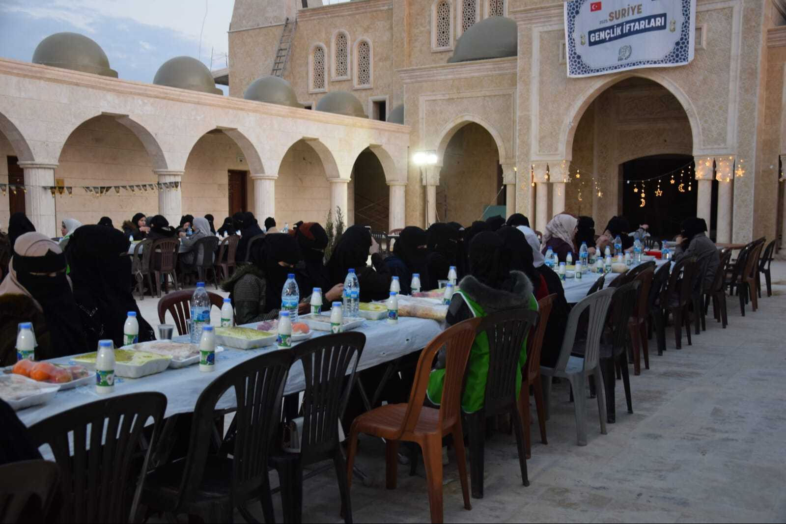 Genç İHH, Suriye’de 13 üniversitede 7 bin kişiye iftar verdi - 2. Resim